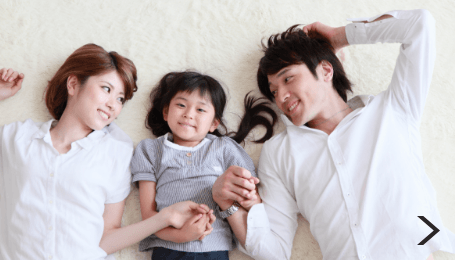 親子 寝転がり 写真