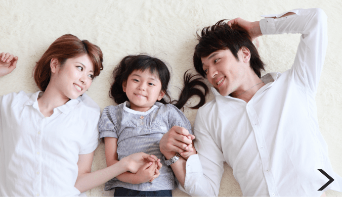 親子 寝転がり 写真