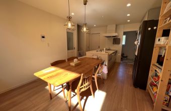 奥様のお気に入り家事ラク回遊動線と家族が集まる吹き抜けのある明るいリビング アイキャッチ画像