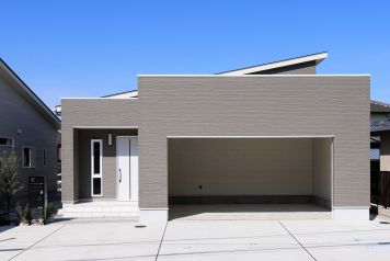 家族色に染めていこう、清潔感あふれる白の家 アイキャッチ画像